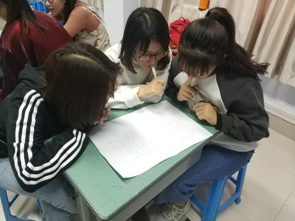 每组成员在认真答题 yl23455永利