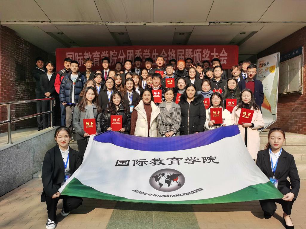 领导与团干部合影留念 yl23455永利