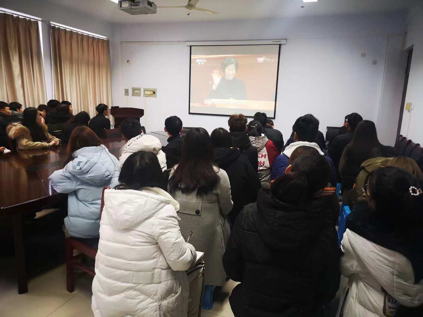 学生代表在学院会议室观看 yl23455永利