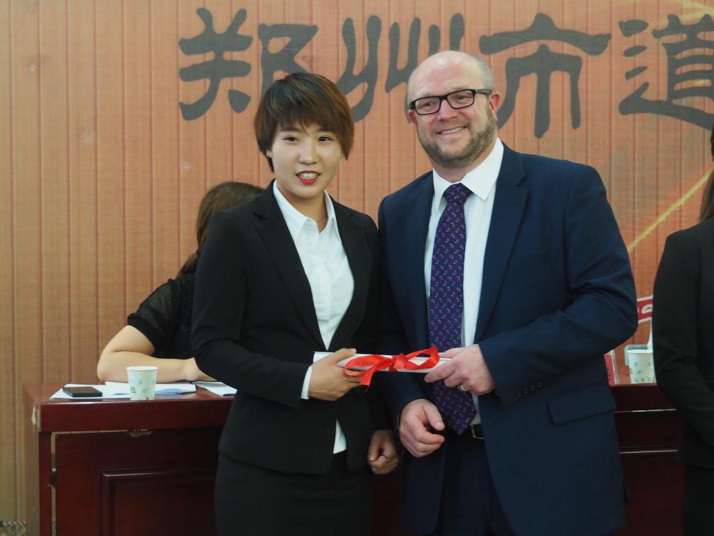 为毕业生代表颁发毕业证书 yl23455永利