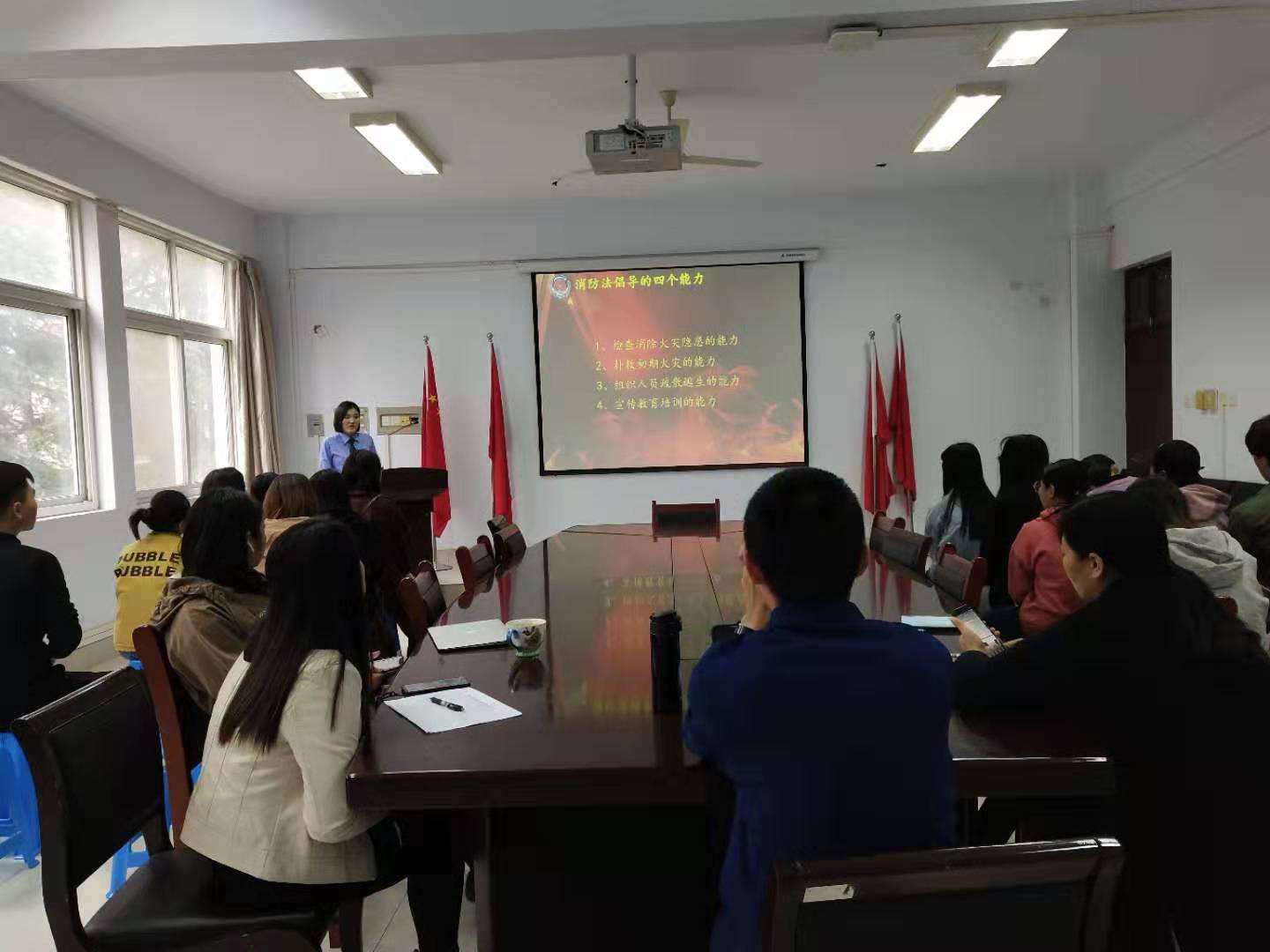 学院师生认真听讲座 yl23455永利